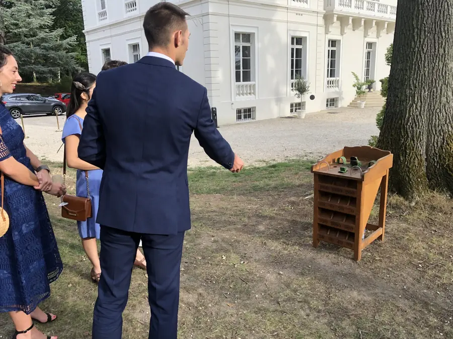 Joueur lançant un palet sur le jeu de la grenouille