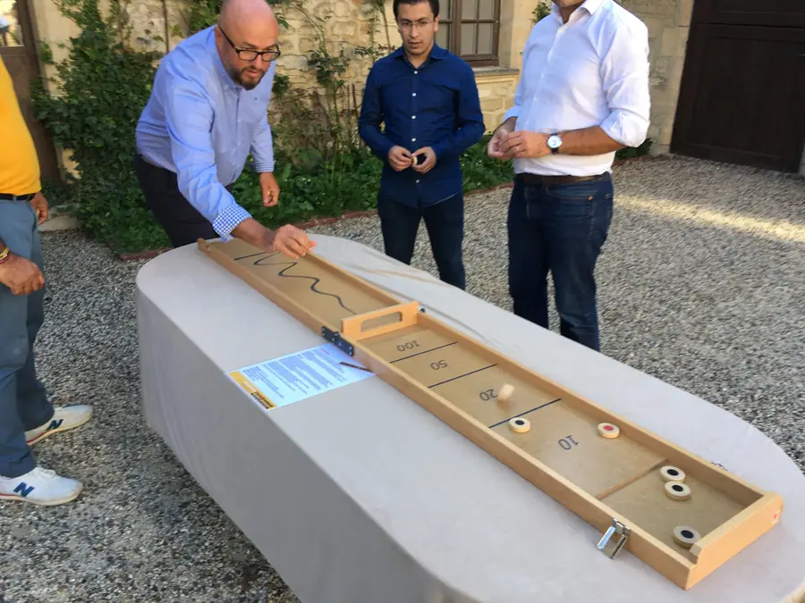 Plateau de Paletino en bois sur une table