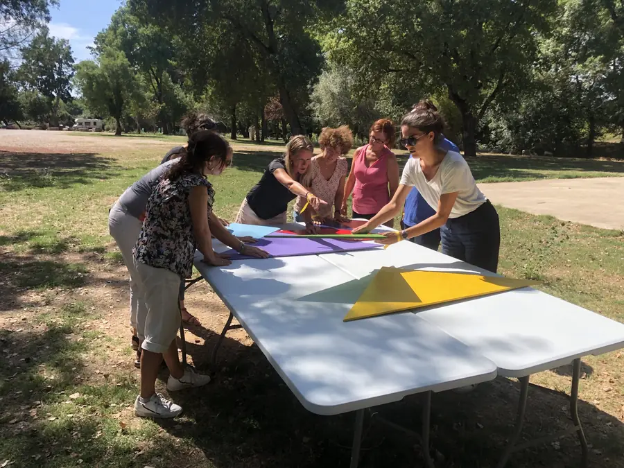 Équipe assemblant un puzzle géant sur une table