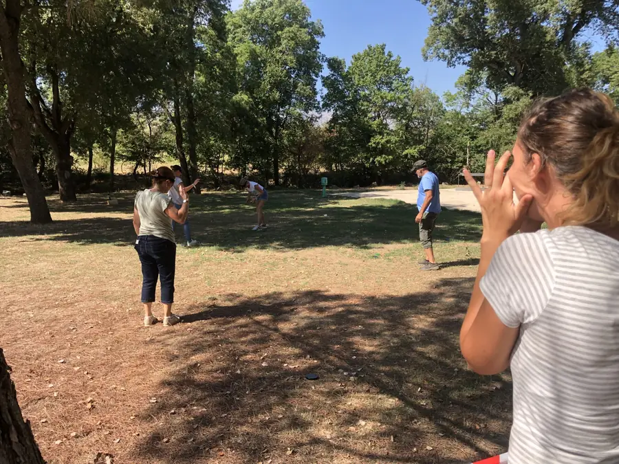 Participants se déplaçant entre deux ateliers dans le parc